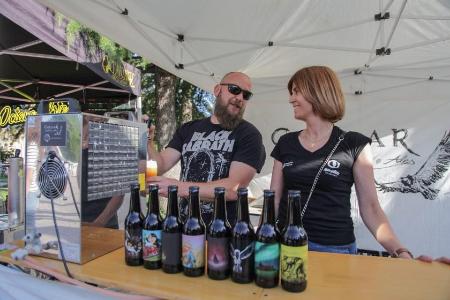 Imagen Abades brinda por el éxito de ‘Amor a primera birra’ y pasa el testigo a San Cristóbal de Segovia en una nueva cita de la Diputación...